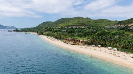 Bãi biển trong xanh trải dài