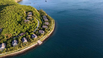 Khu nghỉ dưỡng nằm sát vịnh biển