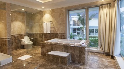 Phòng tắm bồn rộng rãi