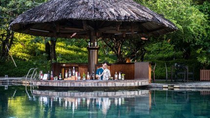 Quầy bar tại hồ bơi