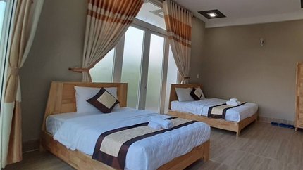 Phòng rất thoáng, sàn nhà lát gỗ