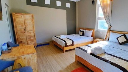 Phòng có tủ quần áo, bàn làm việc