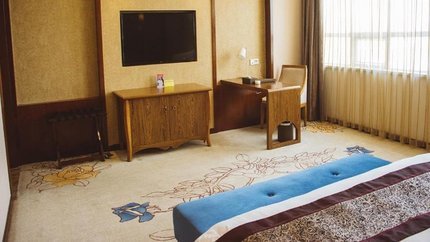 Sàn nhà trải thảm, phòng có tivi