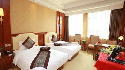 Giường ngủ rộng, thoải mái, căn phòng thoáng đón ánh sáng qiua cửa kính