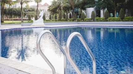 Bể bơi ngoài trời
