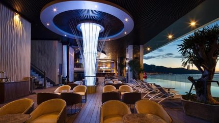 Quầy bar cạnh bể bơi