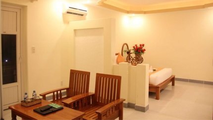 Tện nghi đầy đủ, phòng có bộ bàn ghế