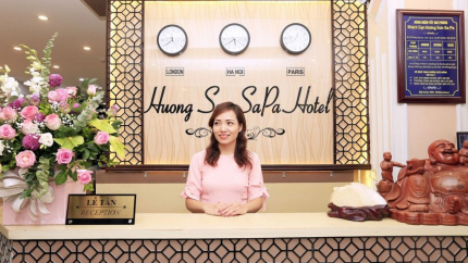 Khu vực bàn lễ tân khách sạn