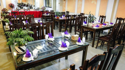 Khung cảnh nhà hàng khách sạn