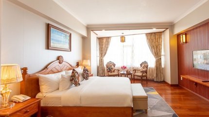 Sàn nhà lát gỗ , gian phòng rất thoáng