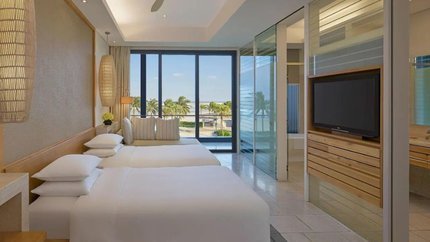 1 King Bed/2 Twin Beds Ocean View