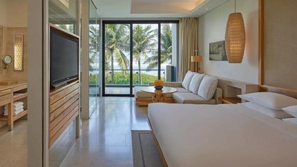 1 King Bed/2 Twin Beds with Club Access