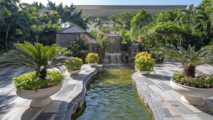 Thác nước mini bên trong khuôn viên khách sạn Hyatt Regency West