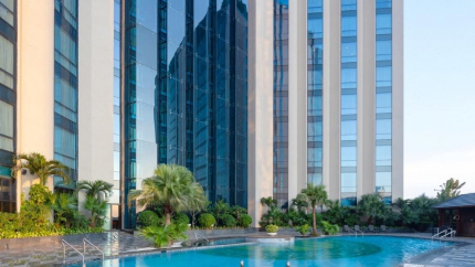 Bể bơi ngoài trời tại khách sạn Hyatt Regency West Hanoi 5 sao