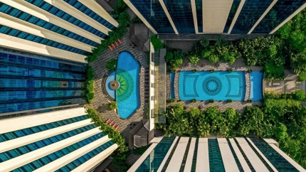 Từ trên cao trông xuống Hyatt Regency West Hanoi