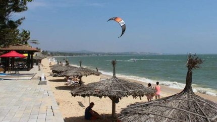 Bãi tắm nắng cạnh biển