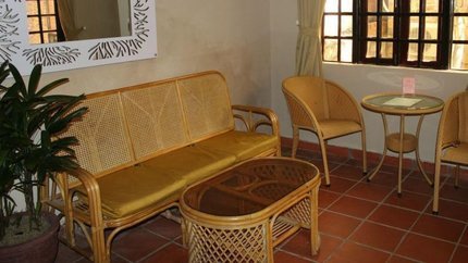 Tiện nghi đầy đủ, phòng có bàn ghế