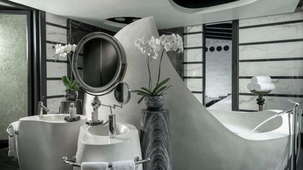 Phòng tắm bồn với tone màu trắng , xám chủ đạo