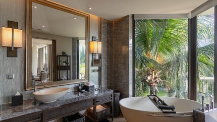 Phòng tắm hướng vườn