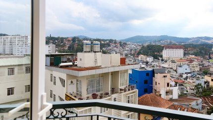 Ban công view hướng thành phố thơ mộng