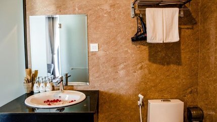 Phòng tắm với toen màu nâu cam làm chủ đạo