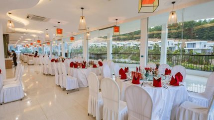 Không gian nhà hàng rộng rãi