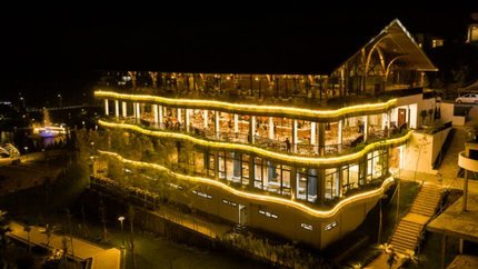 Nhà hàng Ivory về đêm