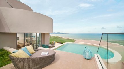 Hồ bơi ngoài trời với view hướng biển