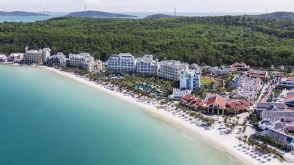 Resort nằm ngay sát biển