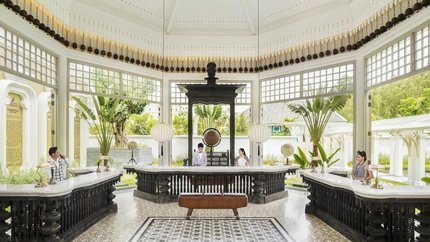 Quầy lễ tân với đội ngũ nhân viên chuyên nghiệp