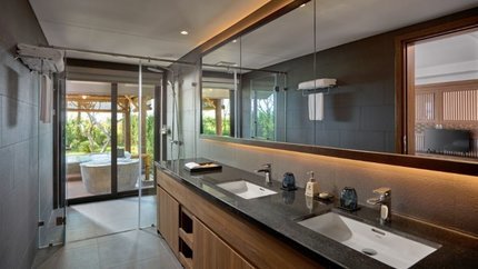 Phòng vệ sinh liên kết bồn tắm osen