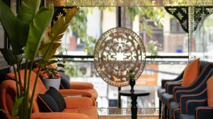 Ghế ngồi tại sảnh Kén Hotel By Connek