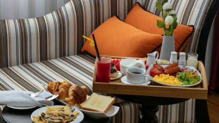 Kén Hotel By Connek Hanoi phục vụ bữa ăn tại phòng
