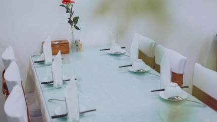 Bàn Ăn Tại Nhà Hàng