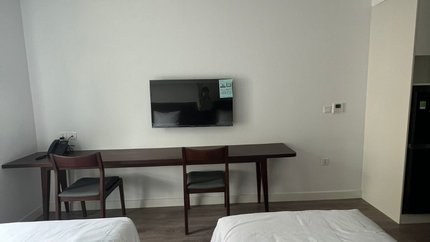 Phòng có tivi, bàn làm việc