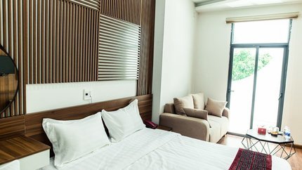 Phòng rất thoáng nhờ cửa kính lớn