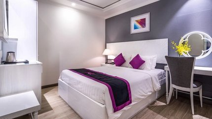 Ánh sáng đầy đủ, có bàn làm việc