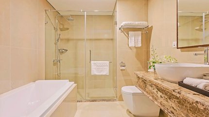 Phòng có bồn tắm và tắm đứng