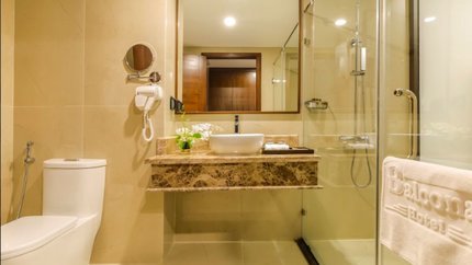 Phòng tắm rộng, sạch sẽ