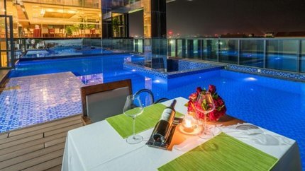 Hồ bơi ngoài trời có quầy bar