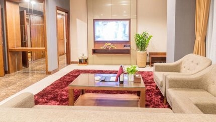 Phòng khách rộng, có ghế sofa