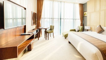 Sàn nhà lát gỗ, phòng có bàn làm việc