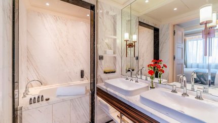 Phòng tắm lát đá cẩm thạch tỉ mỉ