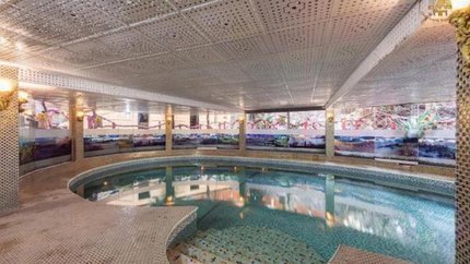 Bể bơi nước nóng trong nhà