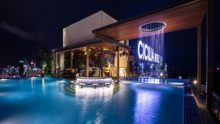 Bể bơi vào ban đêm