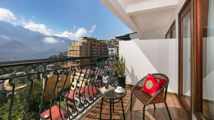 Ban công rộng rãi , view thành phố và núi