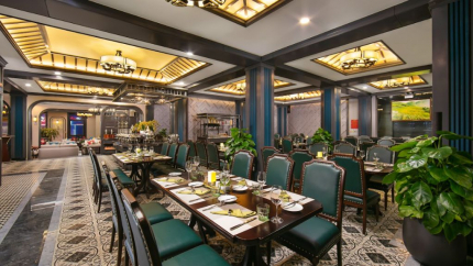 Không gian nhà hàng của khách sạn DeLaSol Phát Linh Sapa