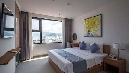 Cửa sổ lớn làm cho không gian phòng rất thoáng và dễ chịu