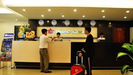 Quầy lễ tân tại Khách sạn Đông Kinh Sài Gòn