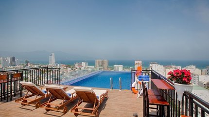 Hồ bơi ngoài trời vô tận ngắm trọn thành phố